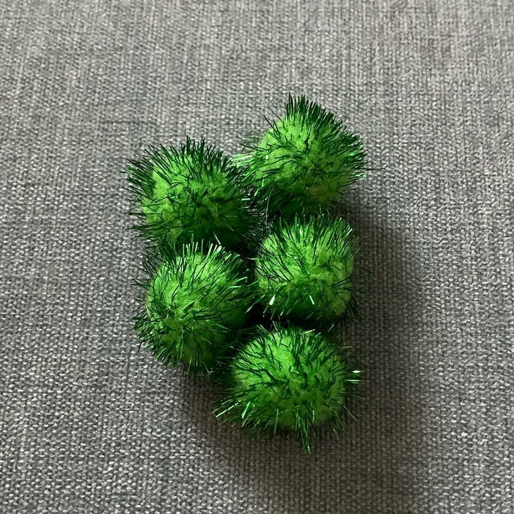 5 Green Cat Pompom Sparkle Ball Toys